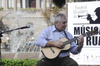  CAXIAS DO SUL, RS, BRASIL  (01/05/2013) Festival de Música de Rua. Valdir Verona (violão) e Rafel De Boni (gaita) na abertura do festival, na Praça Dante Marcucci. (Roni Rigon/Pioneiro)