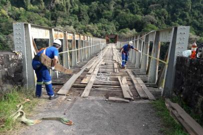 Após quase ser interditada, Ponte do Korff no interior de Caxias, passa por reparos emergenciais.