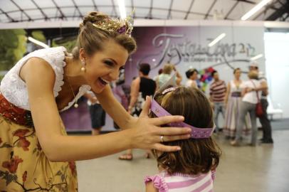  CAXIAS DO SUL, RS, BRASIL, 21/02/2012. FESTA DA UVA 2012. Rainha Roberta Veber Toscan e princesas Aline Casagrande e Kelin Zanette presenteiam crianças com coroas de papelão. Na foto, Roberta.