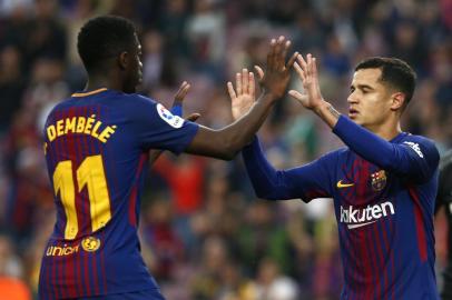  Barcelonas Brazilian midfielder Philippe Coutinho (R) celebrates with Barcelonas French forward Ousmane Dembele after scoring a goal during the Spanish league football match between Barcelona and Villarreal at the Camp Nou Stadium in Barcelona on May 9, 2018.  / AFP PHOTO / Pau BarrenaEditoria: SPOLocal: BarcelonaIndexador: PAU BARRENASecao: soccerFonte: AFPFotógrafo: STR