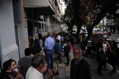  CAXIAS DO SUL, RS, BRASIL, 09/05/2018 - Eleitores que deixaram para última hora regularizar o título eleitoral  enfrentaram longa fila no cartório. (Marcelo Casagrande/Agência RBS)