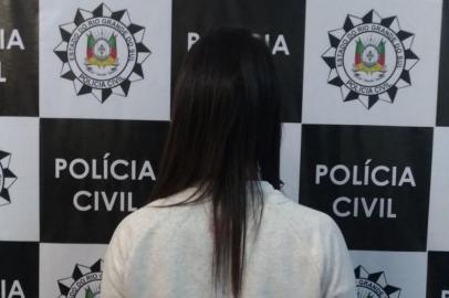 A Polícia Civil prendeu temporariamente uma mulher de 28 anos que é suspeita de um roubo de carro em Caxias do Sul. O crime teria sido praticado em conjunto ao seu companheiro, um homem de 28 anos que foi preso no dia 29 de abril e segue recolhido no Presídio Estadual do município.