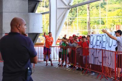  PORTO ALEGRE, RS, BRASIL, 09-05-2018. Torcedores do Inter protestam durante treino do clube no estádio Beira-Rio. (Foto: Mateus Bruxel / Agência RBS)