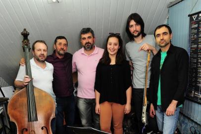  CAXIAS DO SUL, RS, BRASIL, 13/11/2017. Tributo à Andrea Bocelli com o tenor Dirceu Pastori e a soprano Caroline Gobbato. Na foto da E p/ D: Nino Henz, Dirceu Pastori, Fernando Zorzi, Caroline Gobbato, Mauro Caldart e Paulo Johann.(Porthus Junior/Agência RBS)