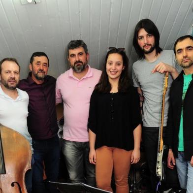  CAXIAS DO SUL, RS, BRASIL, 13/11/2017. Tributo à Andrea Bocelli com o tenor Dirceu Pastori e a soprano Caroline Gobbato. Na foto da E p/ D: Nino Henz, Dirceu Pastori, Fernando Zorzi, Caroline Gobbato, Mauro Caldart e Paulo Johann.(Porthus Junior/Agência RBS)