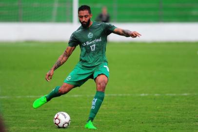  CAXIAS DO SUL, RS, BRASIL, 28/03/2018. Treino do Juventude no estádio Alfredo Jaconi. O Ju se prepara para a série B do Campeonato Brasileiro 2018. Na foto, zagueiro César Martins. (Porthus Junior/Agência RBS)