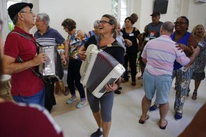  PORTO ALEGRE, RS, BRASIL 10/05/2018 - O tradicional Baile das Quintas, do Asilo Padre Cacique, teve uma entonação diferente nesta quinta-feira (10/05), a Fábrica de Gaiteiros, projeto do Instituto Renato Borghetti de Cultura e Música, realizou uma apresentação para os idosos da Instituição. (FOTO: ROBINSON ESTRÁSULAS/AGÊNCIA RBS)