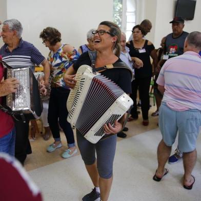  PORTO ALEGRE, RS, BRASIL 10/05/2018 - O tradicional Baile das Quintas, do Asilo Padre Cacique, teve uma entonação diferente nesta quinta-feira (10/05), a Fábrica de Gaiteiros, projeto do Instituto Renato Borghetti de Cultura e Música, realizou uma apresentação para os idosos da Instituição. (FOTO: ROBINSON ESTRÁSULAS/AGÊNCIA RBS)