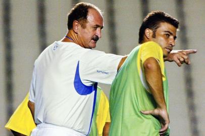 Luis Felipe Scolari(I) director tecnico del seleccionado brasileno de futbol, da instrucciones al delantero Luizao, el 25 de marzo de 2002, durante la practica en Fortaleza, Brasil. El 27 de marzo Brasil jugara un amistoso contra Yugoslavia, en preparacion para la Copa del Mundo Corea/Japon 2002. AFP  PHOTO/ Antonio SCORZA Fonte: AFP Fotógrafo: ANTONIO SCORZA