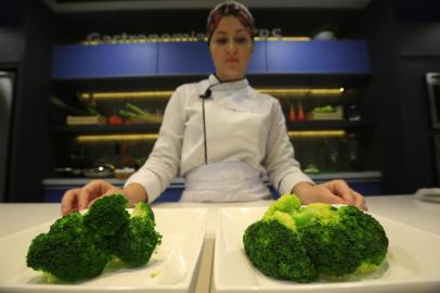  PORTO ALEGRE - BRASIL - Como fazer com Rochele Quadros, nutricionista e Coordenadora do curso de Gastronomia da PUCRS. Cozimento de brócolis por técnica de branqueamento e cocção a vapor (FOTO: LAURO ALVES)