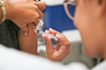  FLORIANÓPOLIS, SC, BRASIL, 23/04/2018: Vacinação da Gripe em Florianópolis. NA foto:  Doses da Vacina Influenza (Foto: CRISTIANO ESTRELA / DIÁRIO CATARINENSE)