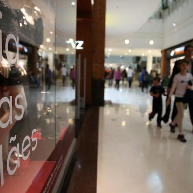  PORTO ALEGRE, RS, BRASIL, 07-05-2013 : Comércio movimentado em busca de presentes para o Dia das Mães, no shopping Praia de Belas. (Foto: BRUNO ALENCASTRO/Agência RBS, Editoria Economia)