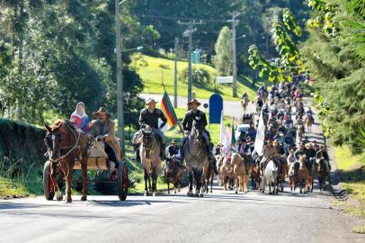 Mais de mil cavalarianos participaram da 23ª Cavalgada da Fé, de Caxias ao Santuário de Caravaggio