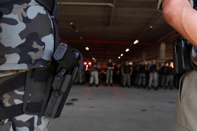 PORTO ALEGRE, RS, BRASIL, 11/05/2018 - Operação da Brigada Militar que se inicia na Praça Itália, ao lado do Praia de Belas e irá durar 24 horas. (FOTOGRAFO: JEFFERSON BOTEGA / AGENCIA RBS)