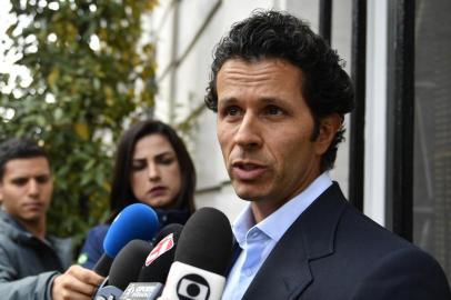 Brazils team doctor Rodrigo Lasmar answers journalists questions after Brazilian defender Dani Alves was ruled out of the World Cup, on May 11, 2018 in ParisBrazil right-back Dani Alves was ruled out of the World Cup on Friday after suffering a knee injury playing for French champions Paris Saint-Germain, the Brazilian football federation (CBF) said. / AFP PHOTO /