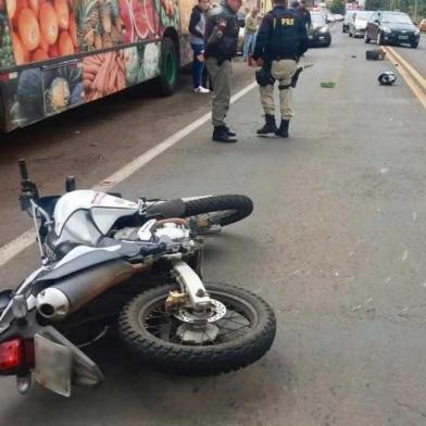 A Polícia Rodoviária Federal (PRF) divulgou na manhã deste sábado (12) um balanço parcial da Operação Viagem Segura do Dia das Mães nas estradas federais gaúchas e já contabiliza cerca de 900 multas. A maioria foi por excesso de velocidade, que é o foco da ação. Por volta das 10h, na BR-480, em Erechim, um motociclista de 28 anos de idade morreu após colisão com um carro. 