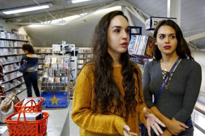  PORTO ALEGRE, RS, BRASIL 12/05/2018 - Último dia de funcionamento da locadora de DVDs Espaço Vídeo. (FOTO: ROBINSON ESTRÁSULAS/AGÊNCIA RBS)