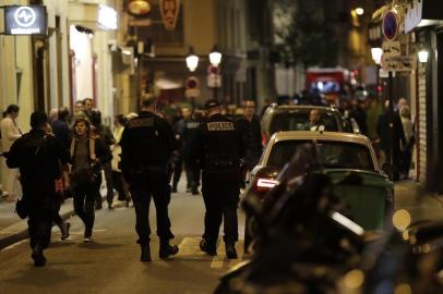 PARIS, 12/05/2018, Homem é morto pela polícia após esfaquear pessoas em rua de Paris