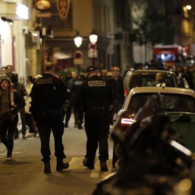 PARIS, 12/05/2018, Homem é morto pela polícia após esfaquear pessoas em rua de Paris