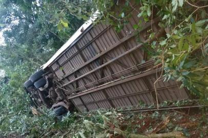 Acidente com ônibus com torcedores que voltavam do Gre-Nal deixa um morto na BR-386