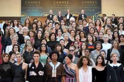 Australian actress Cate Blanchett (top, C) reads a statement on the steps of the red carpet in protest of the lack of female filmmakers honored throughout the history of the festival at the screening of Girls of The Sun (Les Filles Du Soleil) during the 71st annual Cannes Film Festival at the Palais des Festivals on May 12, 2018 in Cannes, southeastern France. Only 82 films in competition in the official selection have been directed by women since the inception of the Cannes Film Festival whereas 1,645 films in the past 71 years have been directed by men. / AFP PHOTO / LOIC VENANCE