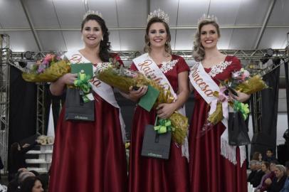 Durante a entrevista com os jurados da escolha das soberanas da 5ª FestFlor, Keila Regina Omizzolo, 23 anos, emocionou-se ao falar da alegria em estar de volta à cidade natal, depois de morar em Passo Fundo enquanto cursava a faculdade de Medicina Veterinária. A atitude passional da jovem ao mencionar os encantos de Vila Flores também foi demonstrada no primeiro discurso dela como rainha da principal festa da cidade de 3,3 mil habitantes. A escolha foi realizada na noite de sábado, data em que Vila Flores completou 30 anos de emancipação._ Agradeço pela confiança depositada em mim, dessa responsabilidade de levar o nome de Vila Flores, que é grandioso em sua cultura e grandioso por seu povo hospitaleiro _ agradeceu ela.Entre sete concorrentes, também foram escolhidas as duas princesas da festa: a advogada Debora Peruzzo, de 25 anos; e a estudante de Direito Laiana Massignan Albuquerque, 19. O trio atuará na festa marcada para novembro de 2019, reunindo expositores da cultura e da gastronomia da cidade. 