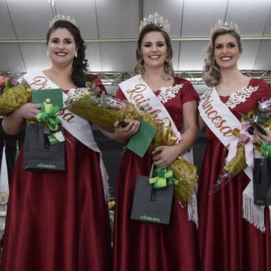 Durante a entrevista com os jurados da escolha das soberanas da 5ª FestFlor, Keila Regina Omizzolo, 23 anos, emocionou-se ao falar da alegria em estar de volta à cidade natal, depois de morar em Passo Fundo enquanto cursava a faculdade de Medicina Veterinária. A atitude passional da jovem ao mencionar os encantos de Vila Flores também foi demonstrada no primeiro discurso dela como rainha da principal festa da cidade de 3,3 mil habitantes. A escolha foi realizada na noite de sábado, data em que Vila Flores completou 30 anos de emancipação._ Agradeço pela confiança depositada em mim, dessa responsabilidade de levar o nome de Vila Flores, que é grandioso em sua cultura e grandioso por seu povo hospitaleiro _ agradeceu ela.Entre sete concorrentes, também foram escolhidas as duas princesas da festa: a advogada Debora Peruzzo, de 25 anos; e a estudante de Direito Laiana Massignan Albuquerque, 19. O trio atuará na festa marcada para novembro de 2019, reunindo expositores da cultura e da gastronomia da cidade. 