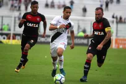 Vasco x Vitória duelam em jogo pelo Campeonato Brasileiro.