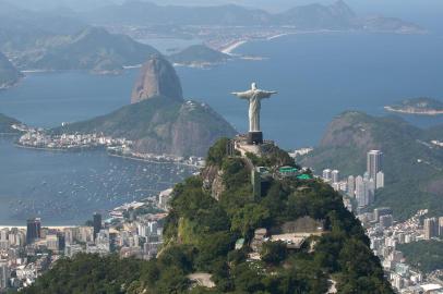 Vista aérea do Corcovado e do Pão de Açúcar, no Rio de Janeiro