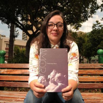  CAXIAS DO SUL, RS, BRASIL, 24/10/2016. A escritora Natália Borges Polesso foi selecionada entre os dez finalistas do Prêmio Jabuti na categoria Contos e Crônicas com o livro Amora, publicado pela Não Editora. (Diogo Sallaberry/Agência RBS)