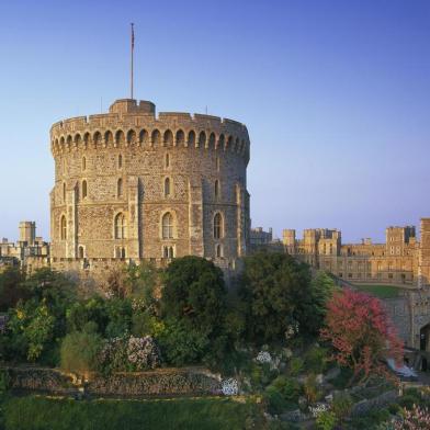 O destaque da cidade, que fica a 40 minutos de trem de Londres, é o Castelo de Windsor, local escolhido para o casamento do príncipe Harry e de Meghan Markle. Fortaleza há mais tempo habitada em todo o mundo, é refúgio da monarquia desde o século 11 _ atualmente, é a casa de final de semana da rainha Elizabeth II. 