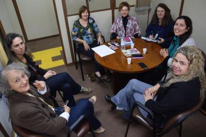 A Procuradoria Especial da Mulher do Legislativo caxiense realizou encontro para a formação de um grupo de trabalho para um seminário sobre a participação das mulheres caxienses na política. A reunião foi conduzida pela presidente da Procuradoria, Denise Pessôa/PT, e contou com as representações das vereadoras Gladis Frizzo/PMDB e Paula Ioris/PSDB, além da ex-vereadora Daiane Mello/PMDB. As ex-vice-prefeitas Justina Onzi e Marisa Formolo, ambas do PT, também compareceram.