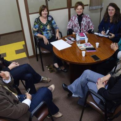 A Procuradoria Especial da Mulher do Legislativo caxiense realizou encontro para a formação de um grupo de trabalho para um seminário sobre a participação das mulheres caxienses na política. A reunião foi conduzida pela presidente da Procuradoria, Denise Pessôa/PT, e contou com as representações das vereadoras Gladis Frizzo/PMDB e Paula Ioris/PSDB, além da ex-vereadora Daiane Mello/PMDB. As ex-vice-prefeitas Justina Onzi e Marisa Formolo, ambas do PT, também compareceram.