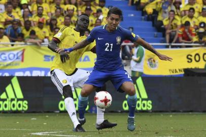  Brazils Firmino vies for the ball with Colombias Davinson Sanchez during their 2018 World Cup qualifier football match in Barranquilla, Colombia, on September 5, 2017. / AFP PHOTO / Luis AcostaEditoria: SPOLocal: BarranquillaIndexador: LUIS ACOSTASecao: soccerFonte: AFPFotógrafo: STF