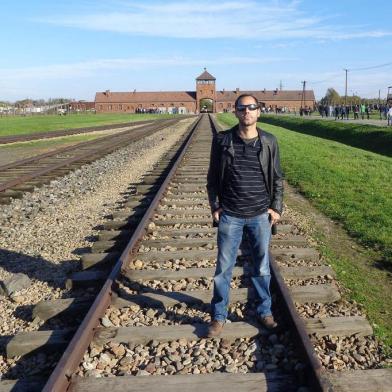 Quem viaja para a Cracóvia, cidade de João Paulo II, não pode deixar de visitar os campos de concentração de Auschwitz e Auschwitz-Birkenau. O complexo foi o maior de todos aqueles criados pelo regime nazista. Nos dois campos principais, os prisioneiros eram distribuídos para trabalhos forçados e, por um longo período, um deles também funcionou como campo de execuções. É uma visita impactante para conhecer os horrores da perseguição e do massacre ao ser humano. Sem motivos para sorrir, apenas esperamos que esses erros, que vitimaram mais de 1,5 milhão de pessoas, jamais voltem a acontecer.Giscard StephanouDe Porto Alegre, em outubro de 2014