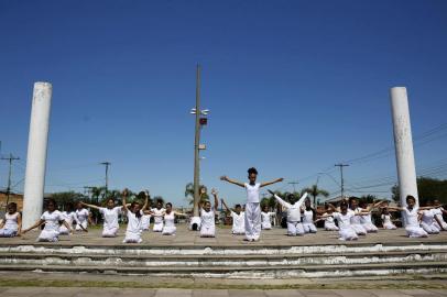  PORTO ALEGRE, RS, BRASIL, 06-11-2017: Grupo da Escola Preparatória de Dança, projeto de formação continuada em dança, da Secretaria Municipal de Cultura e Secretaria Municipal de Educação de Porto Alegre, Pólo Restinga, se apresenta pela primeira vez no bairro onde o grupo foi formado. O local escolhido foi a Esplanada. (Foto: Mateus Bruxel / Agência RBS)