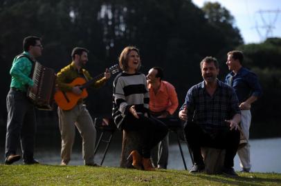  CAXIAS DO SUL, RS, BRASIL 14/05/2018O grupo caxiense Yangos e os cantores Rafa Gubert e Paola Delazzeri gravam, no Jardim Botânico de Caxias do Sul, clipe para a música tema da série De Manta e Cuia, projeto em parceria entre Pioneiro, RBS TV Caxias e Rádio Gaúcha Serra que vai mostrar como o inverno define os moradores da Serra a partir dos costumes, gastronomia, jeito de vestir e turismo. (Felipe Nyland/Agência RBS)