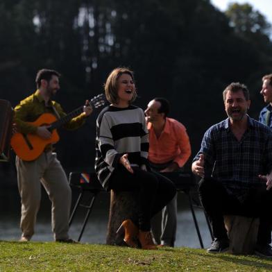  CAXIAS DO SUL, RS, BRASIL 14/05/2018O grupo caxiense Yangos e os cantores Rafa Gubert e Paola Delazzeri gravam, no Jardim Botânico de Caxias do Sul, clipe para a música tema da série De Manta e Cuia, projeto em parceria entre Pioneiro, RBS TV Caxias e Rádio Gaúcha Serra que vai mostrar como o inverno define os moradores da Serra a partir dos costumes, gastronomia, jeito de vestir e turismo. (Felipe Nyland/Agência RBS)