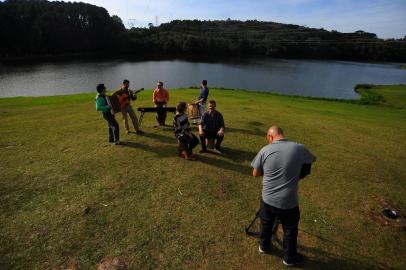  CAXIAS DO SUL, RS, BRASIL 14/05/2018O grupo caxiense Yangos e os cantores Rafa Gubert e Paola Delazzeri gravam, no Jardim Botânico de Caxias do Sul, clipe para a música tema da série De Manta e Cuia, projeto em parceria entre Pioneiro, RBS TV Caxias e Rádio Gaúcha Serra que vai mostrar como o inverno define os moradores da Serra a partir dos costumes, gastronomia, jeito de vestir e turismo. (Felipe Nyland/Agência RBS)