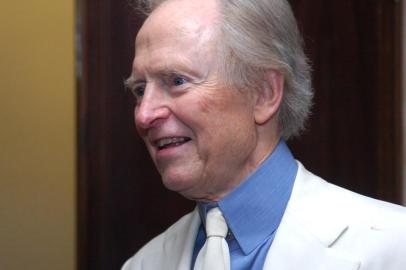  Tom Wolfe, no coquetel antes da palestra na UFRGS