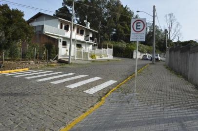 O trânsito em trechos das ruas Professor Júlio Feijó e Aurélia de Carli Andreazza, em frente à Escola Municipal de Ensino Fundamental Cidade Nova, no bairro de mesmo nome, passará a ser organizado em mão única a partir da próxima quinta-feira (17/05).