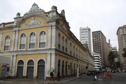  PORTO ALEGRE, RS, BRASIL, 20-02-2018.Em Porto Alegre, a demora para reabrir todo o segundo andar do Mercado Público, parcialmente incendiado em 2013, se aproxima de cinco anos ainda sem prazo certo para acabar. Precisamos de fotos que mostrem a interdição do segundo andar e a fachada do prédio. (TADEU VILANI/AGÊNCIA RBS)