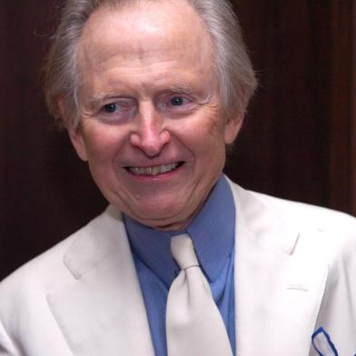  Tom Wolfe, no coquetel antes da palestra na UFRGS