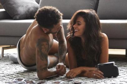 Bruna Marquezine e Neymar gravam comercial de loja de roupas.