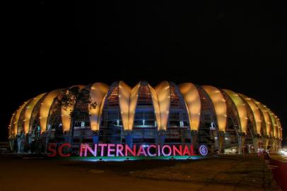 A tradicional iluminação vermelha do Estádio Beira-Rio deu lugar ao amarelo na noite desta terça-feira (15). A ação ¿ em um dos endereços de maior visibilidade para quem está na orla do Guaíba ou se dirige à zona sul de Porto Alegre ¿ faz parte do Maio Amarelo. A campanha tem como objetivo alertar a sociedade sobre os riscos no trânsito e reduzir as taxas de acidentes, mortos e feridos nas ruas. 