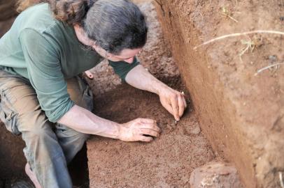  Legenda: AGUAS DE CHAPECO, SC, BRASIL 15.05.2018. ESCAVAÇÃO EM SÍTIOS ARQUEOLÓGICOS. Pesquisadores realizam escavação em Águas de Chapecó, no sítio Linha Policial 7. Projeto Povoamento Pré-histórico do Alto Rio Uruguai. FOTO ANGÉLICA LÜERSEN, ESPECIAL, DIÁRIO CATARINENSE