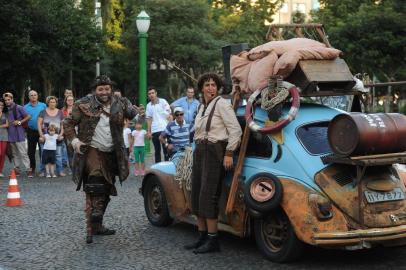  CAXIAS DO SUL, RS, BRASIL, 15/03/2016. As Aventuras do Fusca a Vela, um espetáculo do Grupo Ueba Produtos Notáveis com direção de Jonas Piccoli, abriu o Festear - 1º Festival de Teatro de Rua de Caxias do Sul. O Festear tem atividades de 15 a 20 de março. (Diogo Sallaberry/Agência RBS)