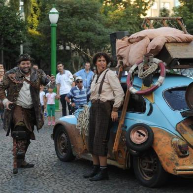  CAXIAS DO SUL, RS, BRASIL, 15/03/2016. As Aventuras do Fusca a Vela, um espetáculo do Grupo Ueba Produtos Notáveis com direção de Jonas Piccoli, abriu o Festear - 1º Festival de Teatro de Rua de Caxias do Sul. O Festear tem atividades de 15 a 20 de março. (Diogo Sallaberry/Agência RBS)