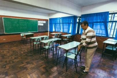  PORTO ALEGRE, RS, BRASIL, 15/05/2018 : Escola Municipal Senador Alberto Pasqualini: Desde começo do ano, escola está sem 13 professores e alunos são dispensados. (Omar Freitas/Agência RBS)Indexador: Omar Freitas