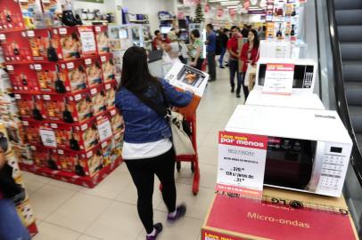  PORTO ALEGRE, RS, BRASIL, 24-11-2017. Dia de Black Friday no comércio em Porto Alegre. (RONALDO BERNARDI/AGÊNCIA RBS)